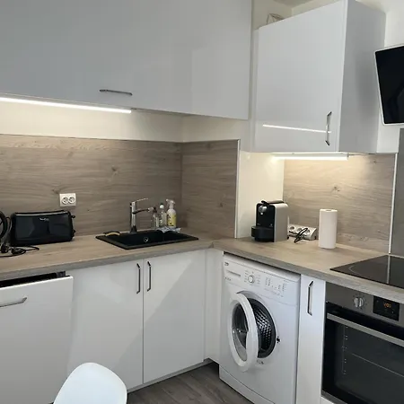 Cesaree - T2 Renove Avec Vue Piscine, Terrasse, Clim, 4p Apartment Frejus