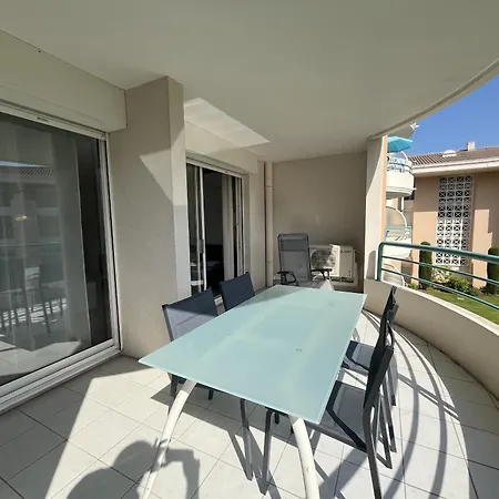 Cesaree - T2 Renove Avec Vue Piscine, Terrasse, Clim, 4p Apartment